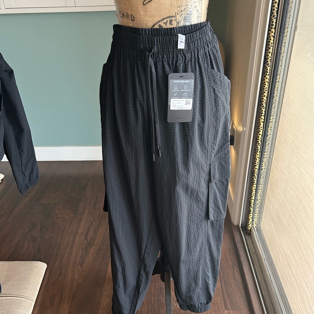 Fabletics joggers Set - Picture 3 of 10